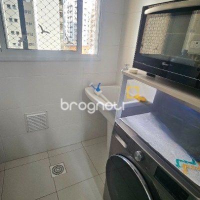 Apartamento com 94m², 3 quartos (sendo 1 suíte), 2 garagens, no bairro Centro em Florianópolis