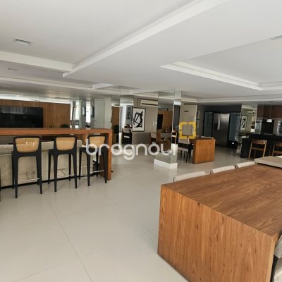 Apartamento com 94m², 3 quartos (sendo 1 suíte), 2 garagens, no bairro Centro em Florianópolis