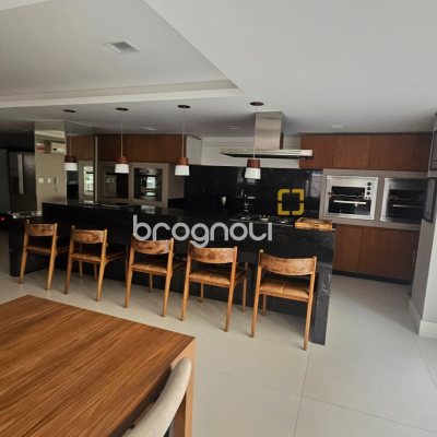 Apartamento com 94m², 3 quartos (sendo 1 suíte), 2 garagens, no bairro Centro em Florianópolis