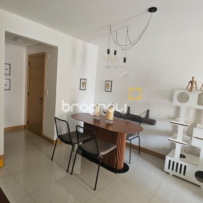 Apartamento com 94m², 3 quartos (sendo 1 suíte), 2 garagens, no bairro Centro em Florianópolis