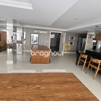 Apartamento com 94m², 3 quartos (sendo 1 suíte), 2 garagens, no bairro Centro em Florianópolis