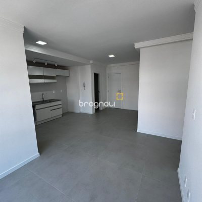 Apartamento com 69m², 2 quartos (sendo 2 suítes), 1 garagem, no bairro Centro em Florianópolis