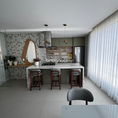 Apartamento com 69m², 2 quartos (sendo 2 suítes), 1 garagem, no bairro Centro em Florianópolis