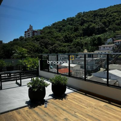 Apartamento com 69m², 2 quartos (sendo 2 suítes), 1 garagem, no bairro Centro em Florianópolis