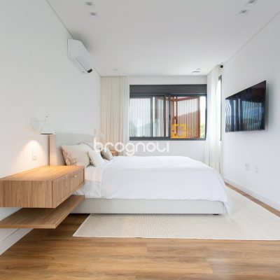 Casa de Condomínio com 314m², 4 quartos (sendo 4 suítes), 2 garagens, no bairro Canasvieiras em Florianópolis