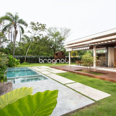 Casa de Condomínio com 314m², 4 quartos (sendo 4 suítes), 2 garagens, no bairro Canasvieiras em Florianópolis