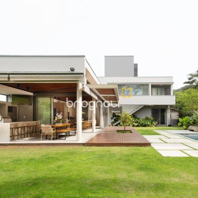 Casa de Condomínio com 314m², 4 quartos (sendo 4 suítes), 2 garagens, no bairro Canasvieiras em Florianópolis