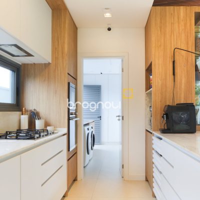 Casa de Condomínio com 314m², 4 quartos (sendo 4 suítes), 2 garagens, no bairro Canasvieiras em Florianópolis