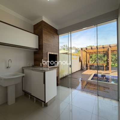 Casa com 111m², 2 quartos (sendo 1 suíte), 2 garagens, no bairro Cachoeira do Bom Jesus em Florianópolis