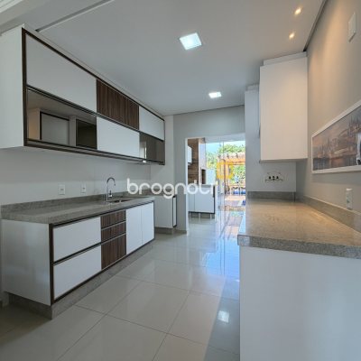 Casa com 111m², 2 quartos (sendo 1 suíte), 2 garagens, no bairro Cachoeira do Bom Jesus em Florianópolis