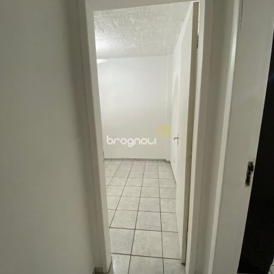 Apartamento com 48m², 3 quartos, 1 garagem, no bairro Campinas em São José