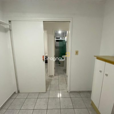 Apartamento com 48m², 3 quartos, 1 garagem, no bairro Campinas em São José