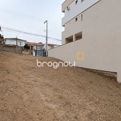 Terreno com 300m², no bairro Barreiros em São José