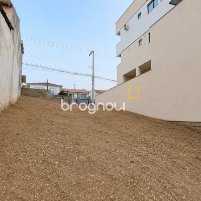 Terreno com 300m², no bairro Barreiros em São José