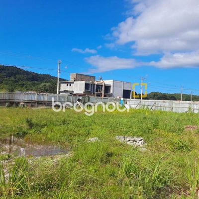 Terreno com 444m², no bairro Canasvieiras em Florianópolis