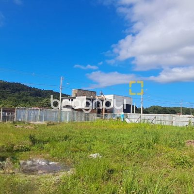 Terreno com 444m², no bairro Canasvieiras em Florianópolis