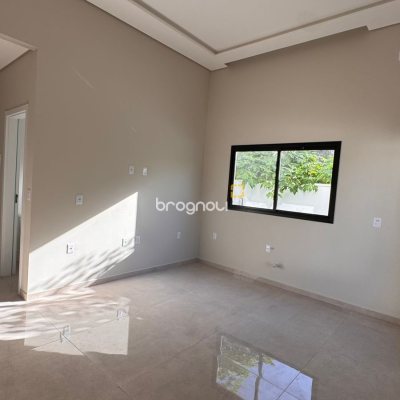 Casa com 48m², 2 quartos (sendo 1 suíte), 1 garagem, no bairro São João do Rio Vermelho em Florianópolis
