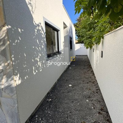 Casa com 48m², 2 quartos (sendo 1 suíte), 1 garagem, no bairro São João do Rio Vermelho em Florianópolis