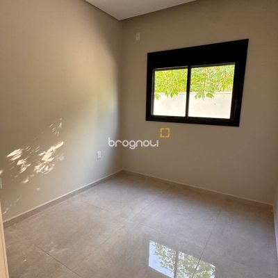 Casa com 48m², 2 quartos (sendo 1 suíte), 1 garagem, no bairro São João do Rio Vermelho em Florianópolis