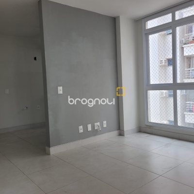 Apartamento com 63m², 2 quartos (sendo 1 suíte), 2 garagens, no bairro Centro em Florianópolis