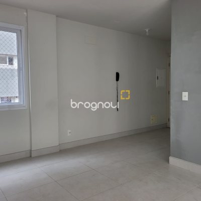 Apartamento com 63m², 2 quartos (sendo 1 suíte), 2 garagens, no bairro Centro em Florianópolis