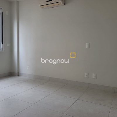Apartamento com 63m², 2 quartos (sendo 1 suíte), 2 garagens, no bairro Centro em Florianópolis