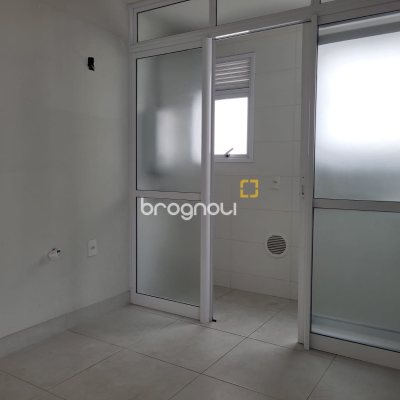 Apartamento com 63m², 2 quartos (sendo 1 suíte), 2 garagens, no bairro Centro em Florianópolis