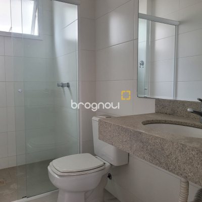 Apartamento com 63m², 2 quartos (sendo 1 suíte), 2 garagens, no bairro Centro em Florianópolis