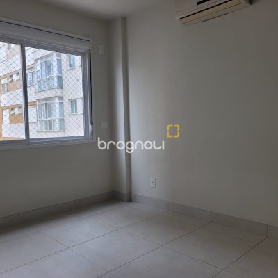 Apartamento com 63m², 2 quartos (sendo 1 suíte), 2 garagens, no bairro Centro em Florianópolis