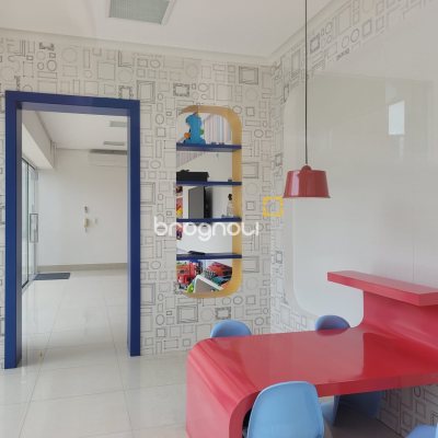 Apartamento com 63m², 2 quartos (sendo 1 suíte), 2 garagens, no bairro Centro em Florianópolis