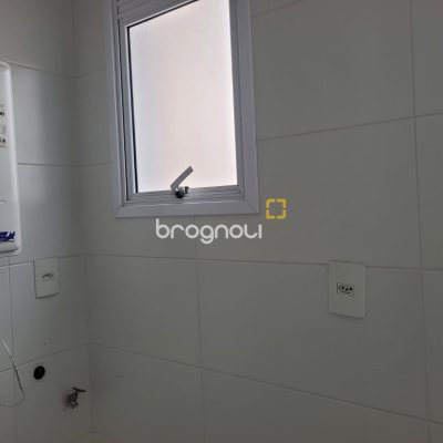 Apartamento com 63m², 2 quartos (sendo 1 suíte), 2 garagens, no bairro Centro em Florianópolis