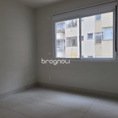 Apartamento com 63m², 2 quartos (sendo 1 suíte), 2 garagens, no bairro Centro em Florianópolis