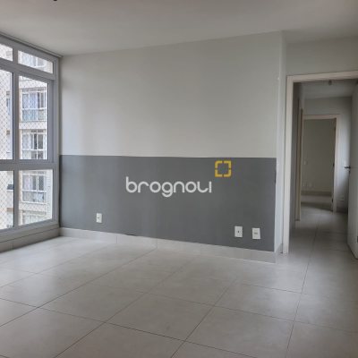 Apartamento com 63m², 2 quartos (sendo 1 suíte), 2 garagens, no bairro Centro em Florianópolis