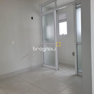 Apartamento com 63m², 2 quartos (sendo 1 suíte), 2 garagens, no bairro Centro em Florianópolis