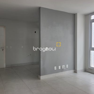 Apartamento com 63m², 2 quartos (sendo 1 suíte), 2 garagens, no bairro Centro em Florianópolis