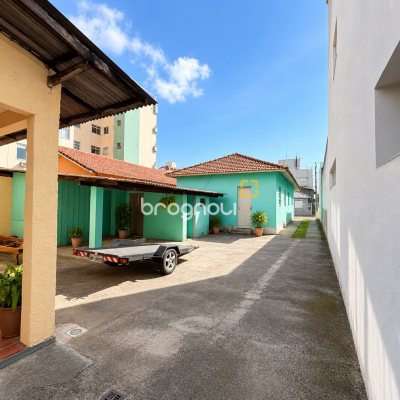 Casa com 400m², 2 quartos, 2 garagens, no bairro Balneário em Florianópolis
