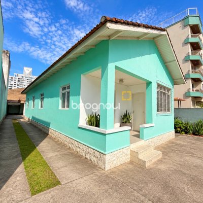 Casa com 400m², 2 quartos, 2 garagens, no bairro Balneário em Florianópolis