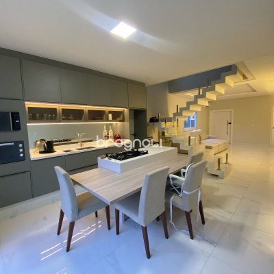 Casa com 170m², 3 quartos (sendo 1 suíte), 2 garagens, no bairro Ingleses em Florianópolis