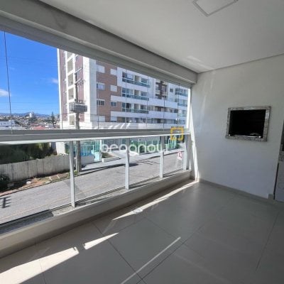 Apartamento com 90m², 3 quartos (sendo 1 suíte), 2 garagens, no bairro Barreiros em São José