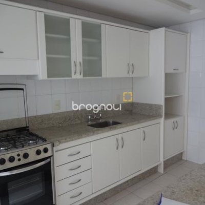 Apartamento com 71m², 2 quartos (sendo 1 suíte), 1 garagem, no bairro Trindade em Florianópolis
