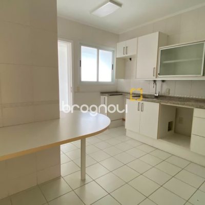 Apartamento com 136m², 3 quartos (sendo 1 suíte), 2 garagens, no bairro Agronômica em Florianópolis