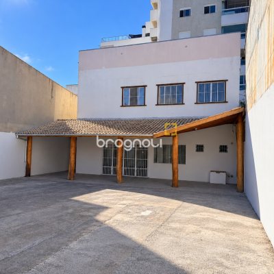 Casa Comercial com 230m², 5 garagens, no bairro Balneário em Florianópolis
