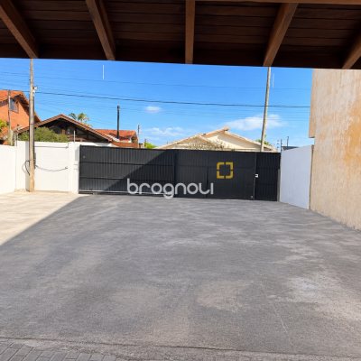 Casa Comercial com 230m², 5 garagens, no bairro Balneário em Florianópolis