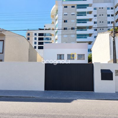 Casa Comercial com 230m², 5 garagens, no bairro Balneário em Florianópolis