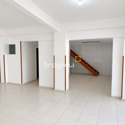 Casa Comercial com 230m², 5 garagens, no bairro Balneário em Florianópolis