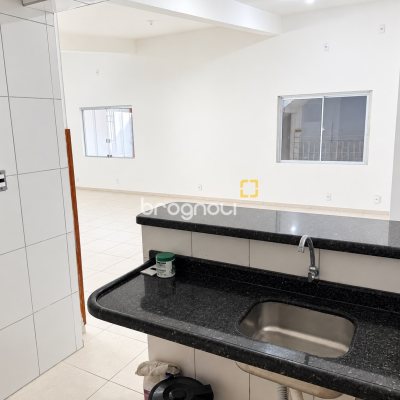 Casa Comercial com 230m², 5 garagens, no bairro Balneário em Florianópolis