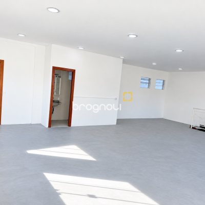 Casa Comercial com 230m², 5 garagens, no bairro Balneário em Florianópolis