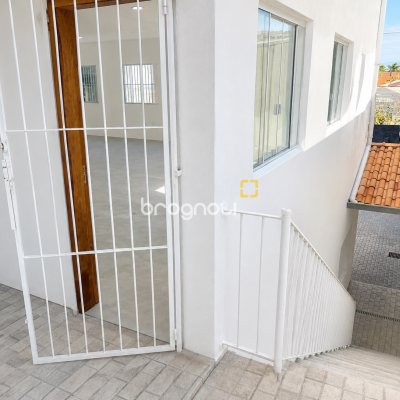 Casa Comercial com 230m², 5 garagens, no bairro Balneário em Florianópolis