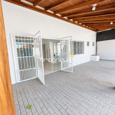 Casa Comercial com 230m², 5 garagens, no bairro Balneário em Florianópolis