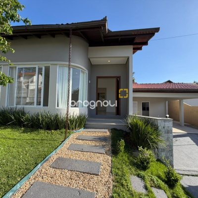 Casa com 154m², 3 quartos (sendo 1 suíte), 2 garagens, no bairro Centro em Florianópolis